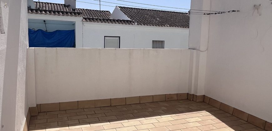 CASA ADOSADA CON SÓTANO Y PORCHE PARA COCHE EN EL CHORRILLO