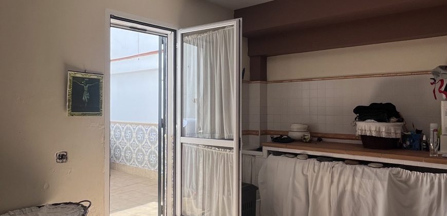 CASA ADOSADA CON SÓTANO Y PORCHE PARA COCHE EN EL CHORRILLO
