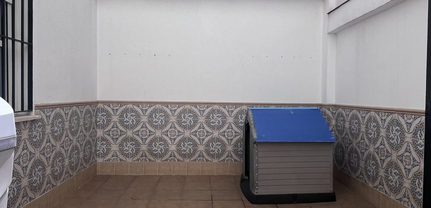 CASA ADOSADA CON SÓTANO Y PORCHE PARA COCHE EN EL CHORRILLO
