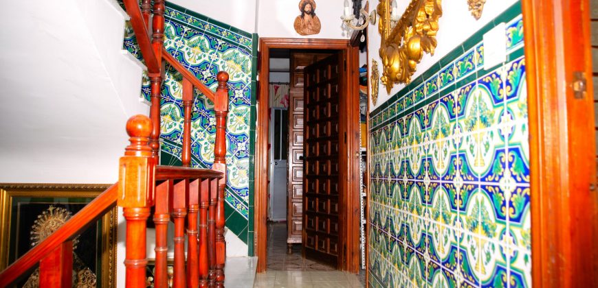 Magnífica casa de tres plantas en pleno corazón de Camas
