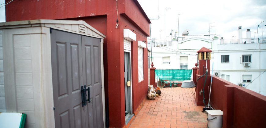 Magnífica casa de tres plantas en pleno corazón de Camas