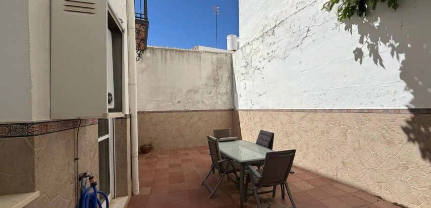 Amplia Propiedad de Tres Niveles con Cochera y Patio en calle Luis Daoiz!