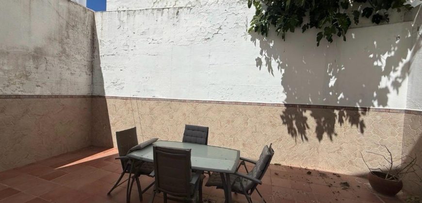 Amplia Propiedad de Tres Niveles con Cochera y Patio en calle Luis Daoiz!