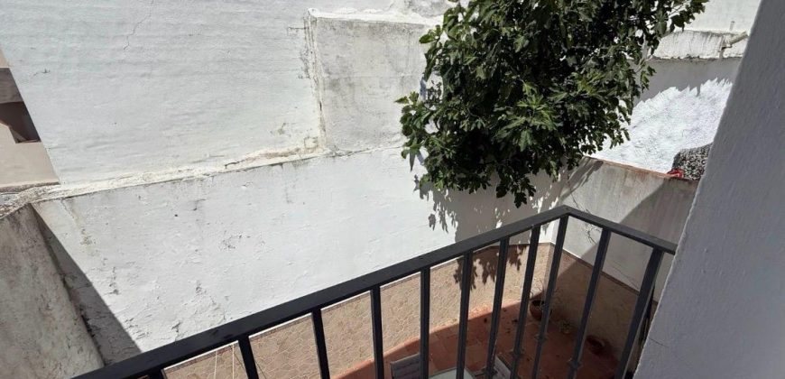Amplia Propiedad de Tres Niveles con Cochera y Patio en calle Luis Daoiz!