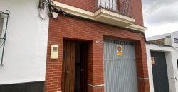 Amplia Casa de Tres Plantas con Patio y Azotea en Calle Santa Cecilia! Morón de la Fra.