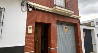 Amplia Casa de Tres Plantas con Patio y Azotea en Calle Santa Cecilia! Morón de la Fra.