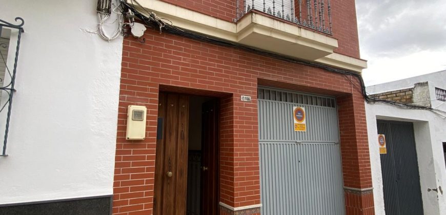 Amplia Casa de Tres Plantas con Patio y Azotea en Calle Santa Cecilia! Morón de la Fra.