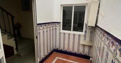 Amplia Casa de Tres Plantas con Patio y Azotea en Calle Santa Cecilia! Morón de la Fra.
