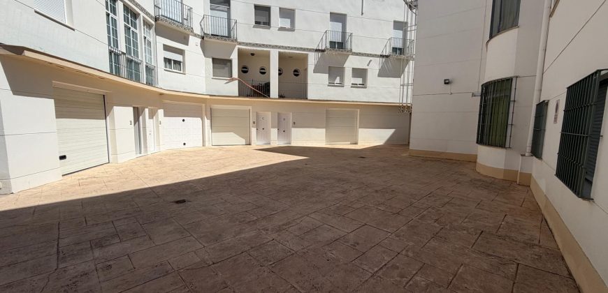 Amplia Propiedad de Tres Niveles con Cochera y Patio en calle Luis Daoiz!