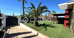 Chalet en 3ª línea de playa en La Calzada – Av. Las Piletas