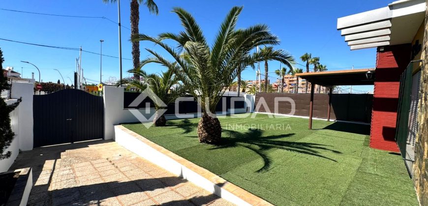 Chalet en 3ª línea de playa en La Calzada – Av. Las Piletas