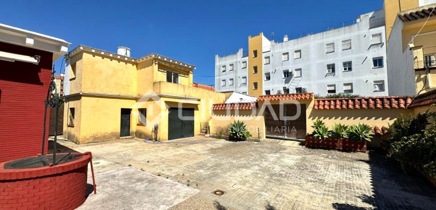 Chalet en 3ª línea de playa en La Calzada – Av. Las Piletas