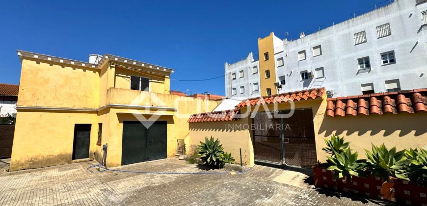 Chalet en 3ª línea de playa en La Calzada – Av. Las Piletas