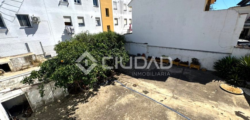 Chalet en 3ª línea de playa en La Calzada – Av. Las Piletas