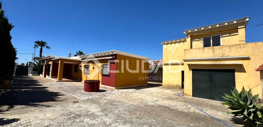 Chalet en 3ª línea de playa en La Calzada – Av. Las Piletas