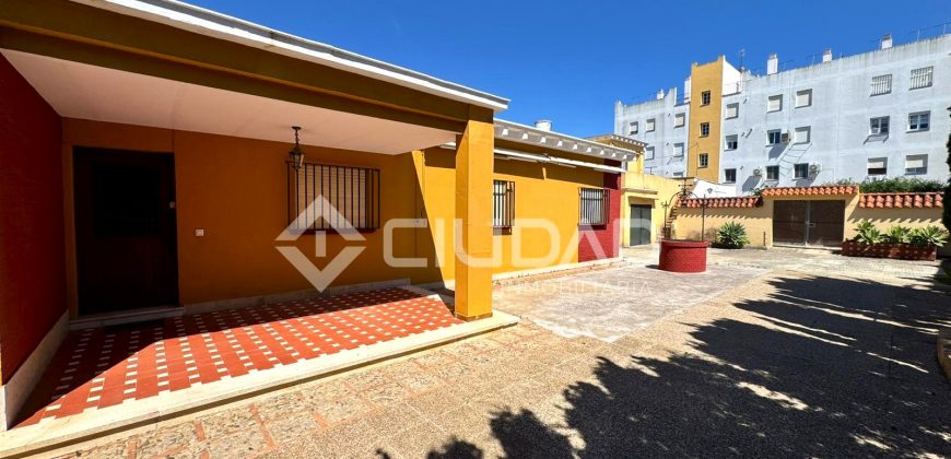 Chalet en 3ª línea de playa en La Calzada – Av. Las Piletas