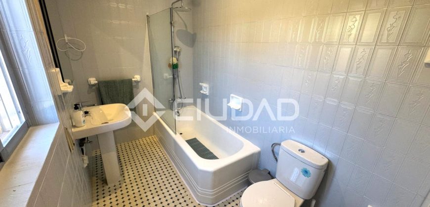 Chalet en 3ª línea de playa en La Calzada – Av. Las Piletas