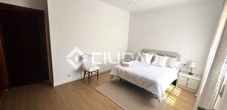 Chalet en 3ª línea de playa en La Calzada – Av. Las Piletas