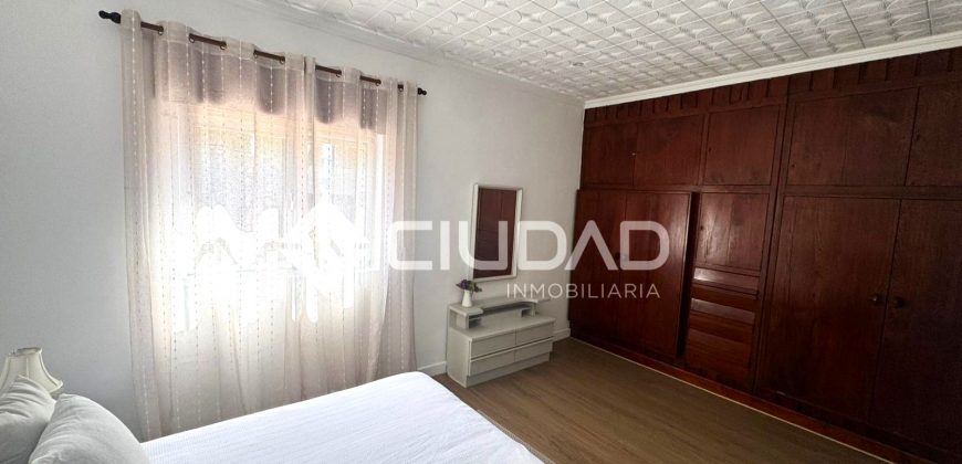 Chalet en 3ª línea de playa en La Calzada – Av. Las Piletas