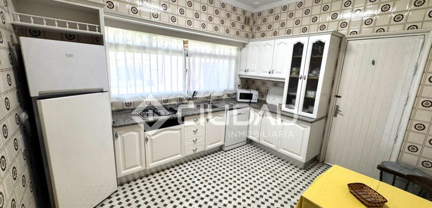 Chalet en 3ª línea de playa en La Calzada – Av. Las Piletas