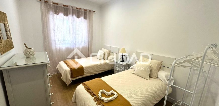 Chalet en 3ª línea de playa en La Calzada – Av. Las Piletas