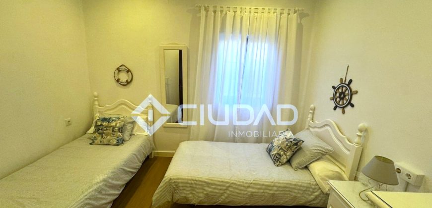 Chalet en 3ª línea de playa en La Calzada – Av. Las Piletas