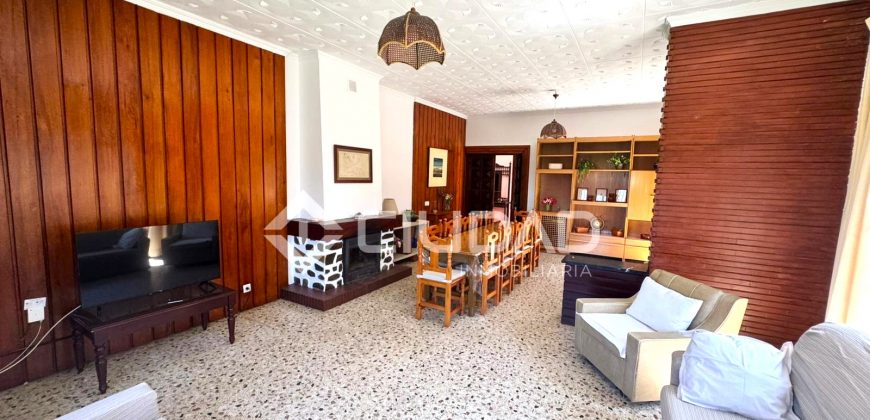 Chalet en 3ª línea de playa en La Calzada – Av. Las Piletas