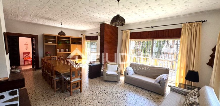 Chalet en 3ª línea de playa en La Calzada – Av. Las Piletas