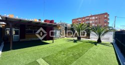 Chalet en 3ª línea de playa en La Calzada – Av. Las Piletas