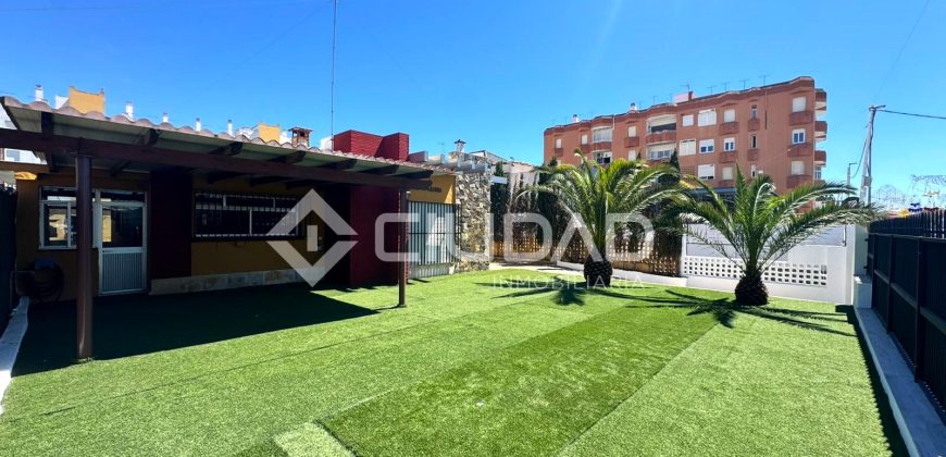 Chalet en 3ª línea de playa en La Calzada – Av. Las Piletas