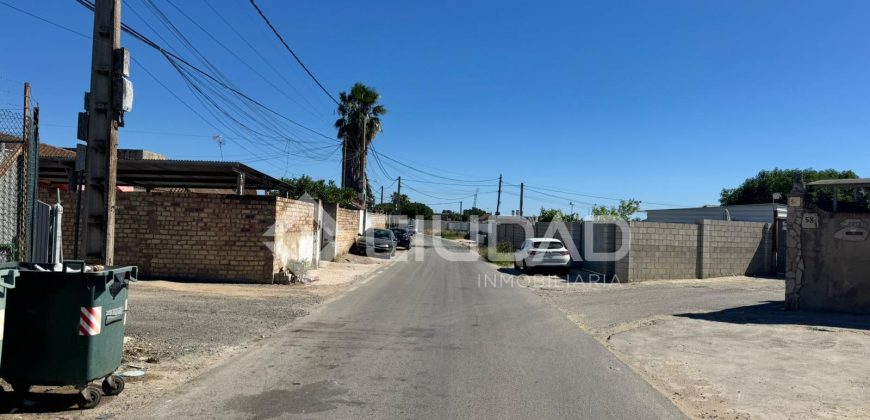 Naves en amplio terreno con buen acceso