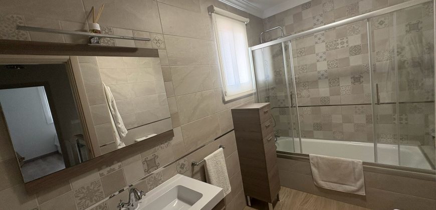 Exclusiva vivienda en Urbanización Privada con Piscina. Calle Romero Ressendi!