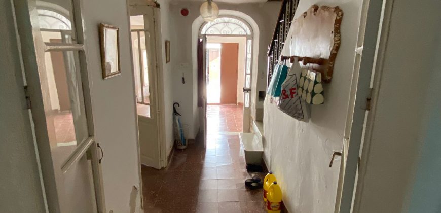 Amplia Casa en Venta para Reformar – Oportunidad Única. Zona Centro de Morón de la Frontera!