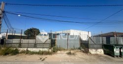 Naves en amplio terreno con buen acceso