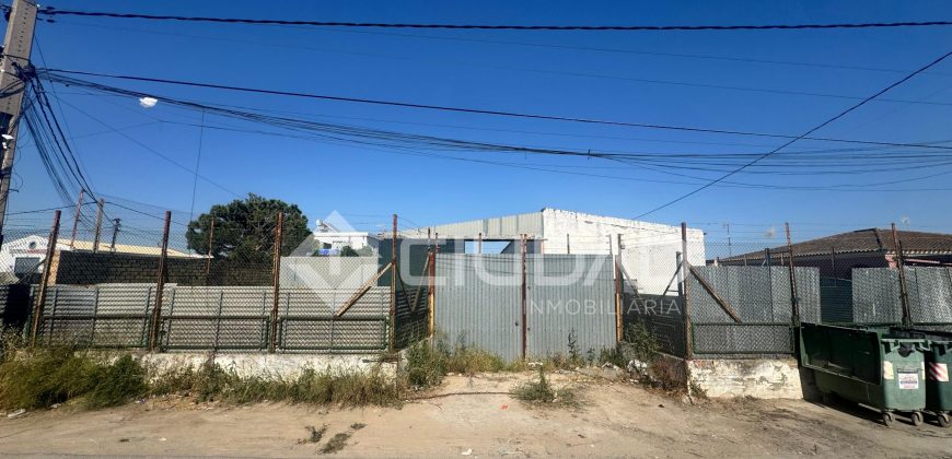 Naves en amplio terreno con buen acceso