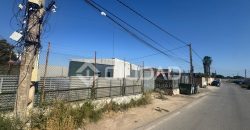 Naves en amplio terreno con buen acceso