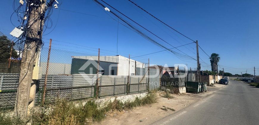 Naves en amplio terreno con buen acceso