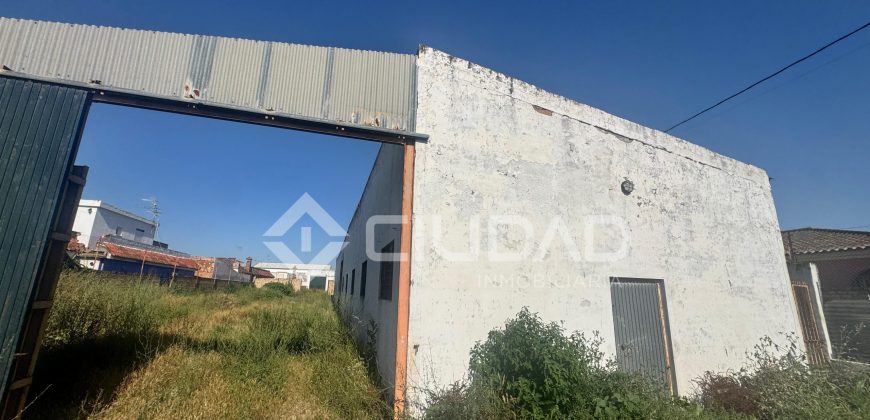 Naves en amplio terreno con buen acceso