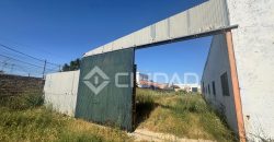 Naves en amplio terreno con buen acceso