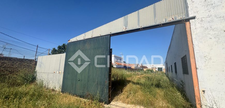 Naves en amplio terreno con buen acceso