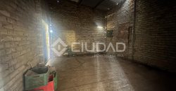 Naves en amplio terreno con buen acceso