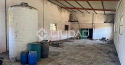 Naves en amplio terreno con buen acceso