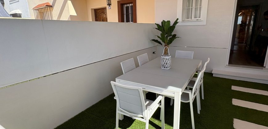 Exclusiva vivienda en Urbanización Privada con Piscina. Calle Romero Ressendi!