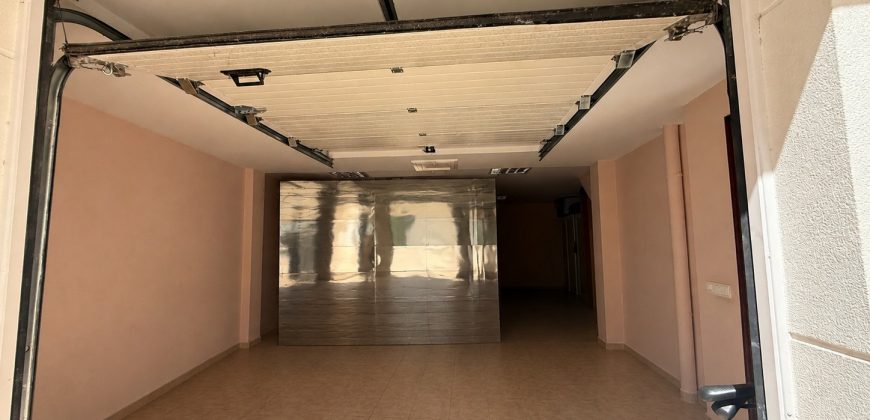 Amplia Propiedad de Tres Niveles con Cochera y Patio en calle Luis Daoiz!