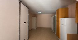 Amplia Propiedad de Tres Niveles con Cochera y Patio en calle Luis Daoiz!