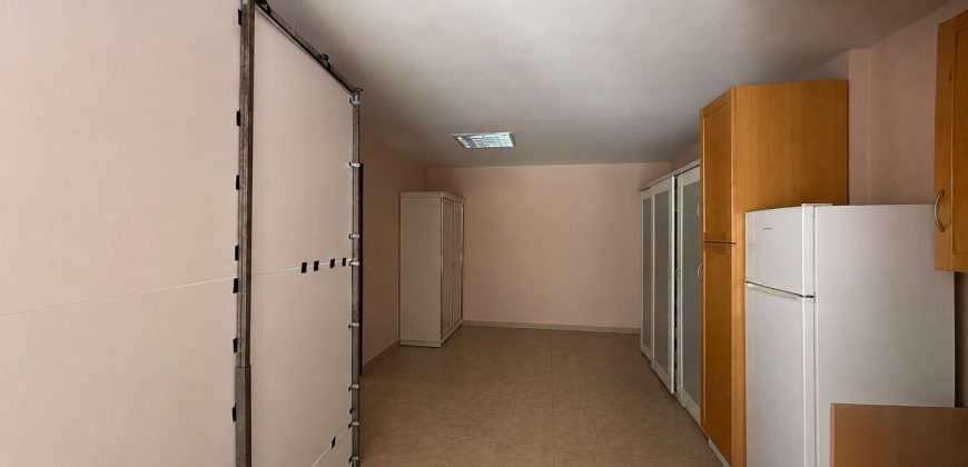 Amplia Propiedad de Tres Niveles con Cochera y Patio en calle Luis Daoiz!