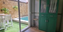 Exclusiva vivienda en Urbanización Privada con Piscina. Calle Romero Ressendi!