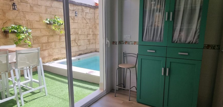 Exclusiva vivienda en Urbanización Privada con Piscina. Calle Romero Ressendi!