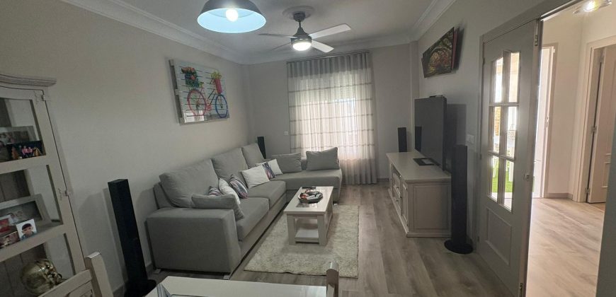Exclusiva vivienda en Urbanización Privada con Piscina. Calle Romero Ressendi!