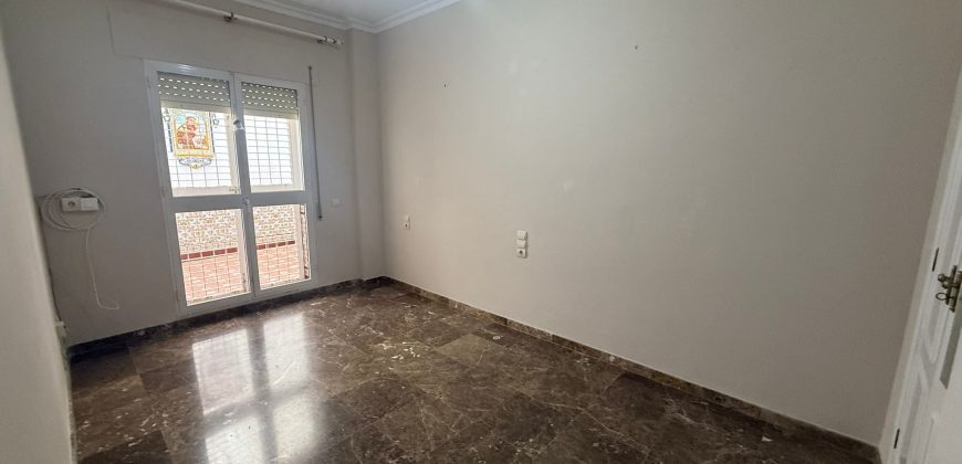 Magnifico piso en calle Pozo Nuevo con Plaza de Garaje.- Zona Centro!